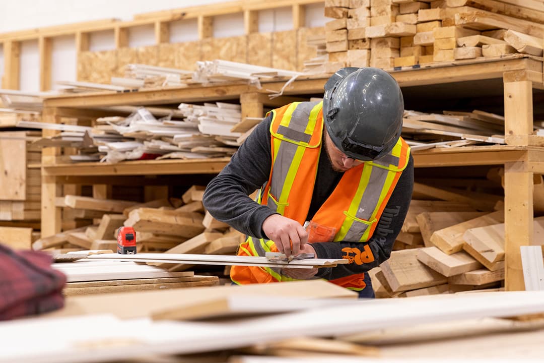 Menuisier travaillant sur un agencement sur mesure